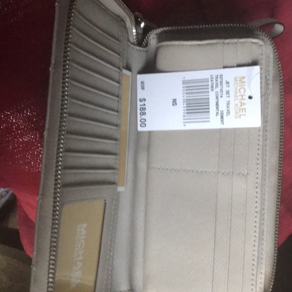 Michael kors wristlet ON HOld